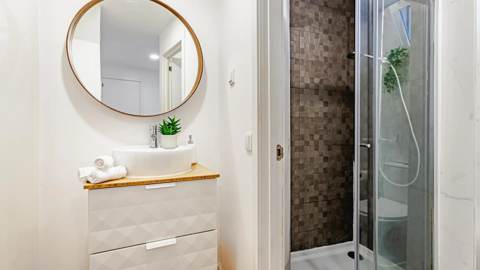 Visitlisbon4Fun: Alfama II Apartment  Lisbon